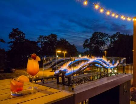Doubletree niagarafalls patiodusk fireplacedrinks a